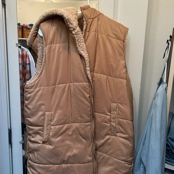 Tan Puffer Vest with Sherpa Lining. - Picture 1 of 3